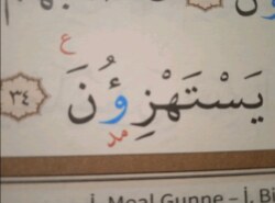 Šta znači ovaj medd ispod slova ‘vav’?